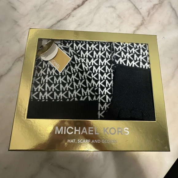 NWT Michael Kors 3 PCs Set Scraf, Hat, and Gloves - Picture 8 of 8